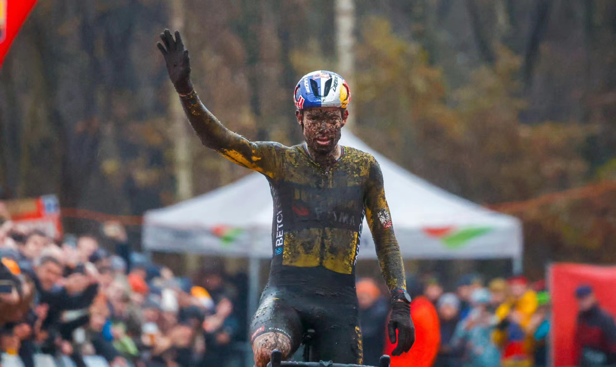Con lo stile di Van Aert, il Jumbo Racing Team porta un nuovo slancio nell'off-road